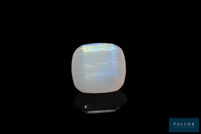 une pierre oplite blanche sur une surface noire