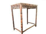 une petite table sur laquelle repose un cadre en bois