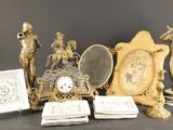 un grand nombre d'objets anciens posés sur une table