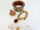 de nombreux bijoux posés sur une surface blanche