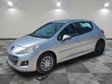 la voiture argentée est garée dans le garage sur le sol en damier