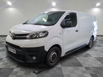 la camionnette blanche est garée sur un sol en damier dans le garage