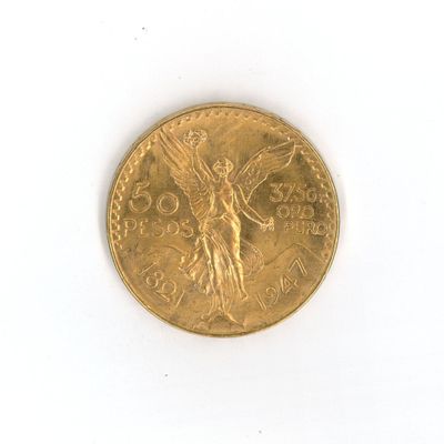 une pièce d'or sur une surface blanche avec un fond blanc