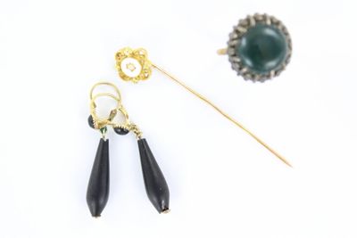 un gros plan sur une paire de boucles d'oreilles et un bâton