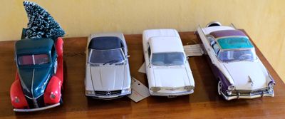 plusieurs petites voitures sont alignées sur une table