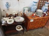 une table sur laquelle sont disposés de nombreux plats et assiettes