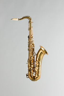 une image représentant un saxophone posé sur une table