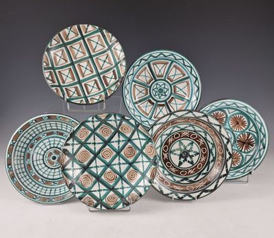 plusieurs assiettes décoratives ornées de motifs sur un fond blanc