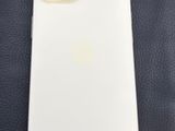une coque blanche d'iPhone posée sur un sac noir
