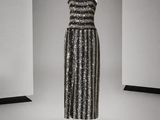 une robe noire et blanche posée sur un mannequin dans une pièce