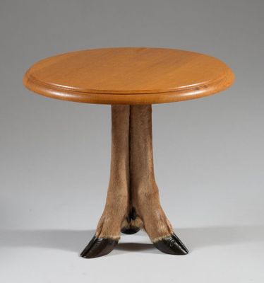 une image représentant une table en bois avec deux pieds et un plateau en bois
