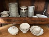 de nombreuses assiettes et bols empilés sur une étagère dans la cuisine
