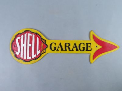 Panneau de garage en forme de coquillage jaune avec une flèche rouge pointant vers la droite