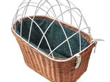 un panier en osier avec une housse verte à l'intérieur