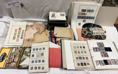 de nombreux types de timbres différents exposés sur une table