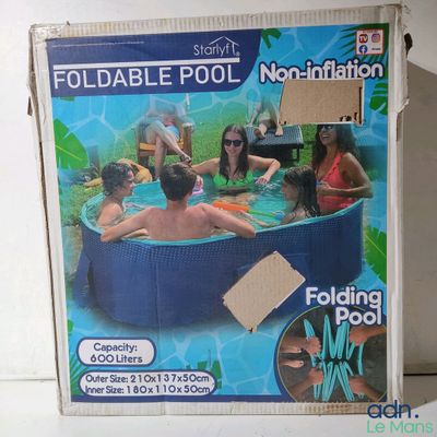 une boîte en carton sur laquelle figure la photo d'un groupe de personnes dans une piscine