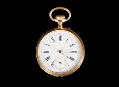 une montre de poche en or avec des chiffres romains sur le cadran