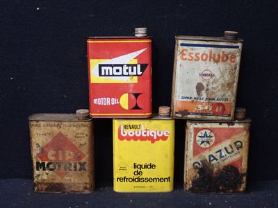 cinq bidons d'huile moteur empilés les uns sur les autres