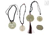trois colliers et une paire de boucles d'oreilles sur fond blanc