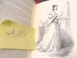 la photo d'un livre sur lequel figure la photo d'une femme