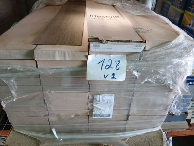 une grande pile de cartons posée sur une palette