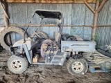 un tracteur enlisé dans la boue