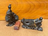 deux figurines assises par terre l'une à côté de l'autre