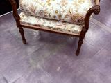 un banc sur lequel est posé un coussin recouvert d'un tissu à motifs floraux