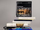 plusieurs livres sont empilés sur une table