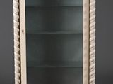 une vitrine blanche de style ancien, dotée de portes vitrées et de bordures en corde