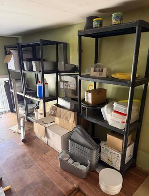une pièce avec beaucoup de boîtes et de cartons sur les étagères