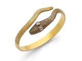 une bague en forme de tête de serpent en or, ornée d'un diamant au centre
