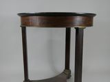 une table ronde avec un plateau en bois et un piètement en métal