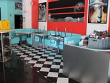 un sol à carreaux noirs et blancs dans un snack-bar