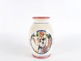 un vase blanc sur lequel est représenté un homme et une femme