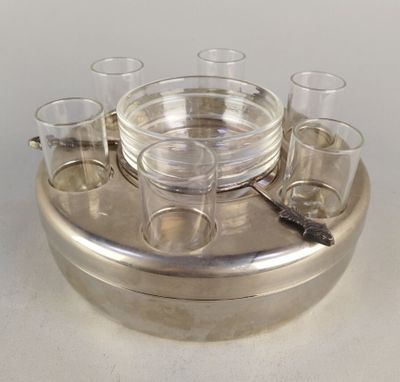 un plateau en argent sur lequel est disposé un service de verres à boire