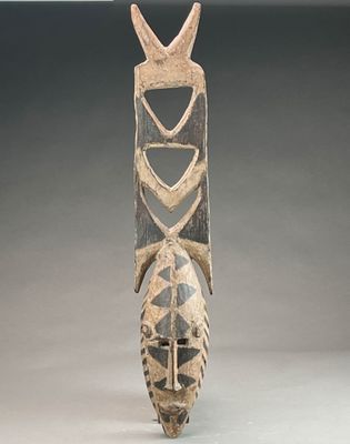 une image représentant une sculpture en bois d'un oiseau portant une couronne sur la tête