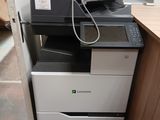 une imprimante placée au-dessus d'une armoire