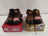 deux paires de bottes de travail marron posées sur une boîte