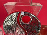 un ventilateur posé sur une table à côté d'autres objets