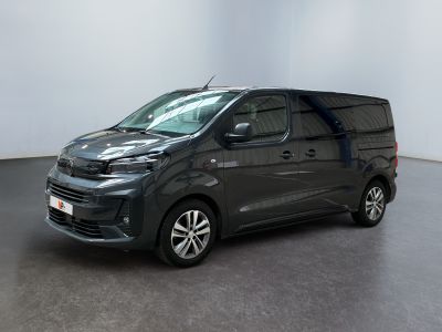 une camionnette noire garée dans une pièce aux murs blancs