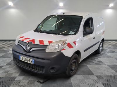 la camionnette blanche est garée sur un sol en damier dans le garage