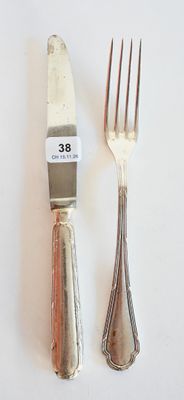 deux fourchettes et un couteau sur une table blanche