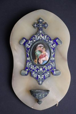 la photo d'une photo représentant un bébé, dans un cadre accroché au mur