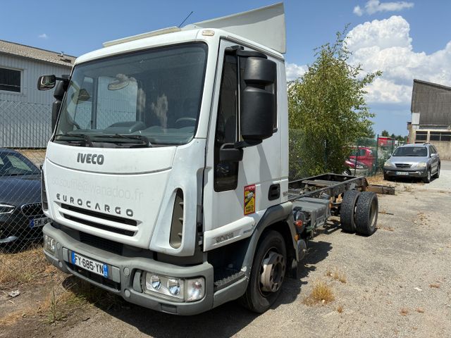 Véhicule poids lourd IVECO Eurocargo 90E18 immatriculé FY-685-YN,...
