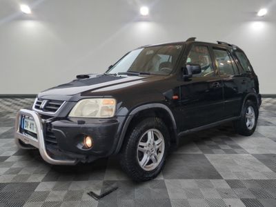 une photo d'un 4x4 noir garé dans un garage