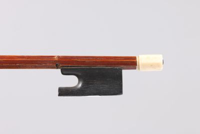 un archet de violon avec un manche en bois et une pointe blanche