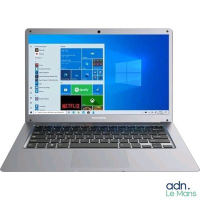 l'ordinateur portable est ouvert sur une surface blanche avec des fenêtres sur l'écran
