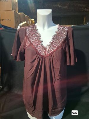 une robe exposée sur un mannequin dans un magasin