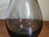un vase en verre posé sur une table en bois